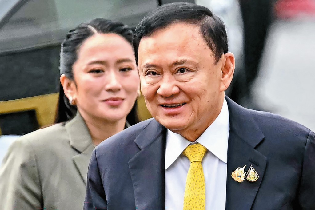 他信（前）繼捧女兒佩通坦（後）做總理後，他創辦的為泰黨日前宣布提名外甥裕差南為總理候選人。