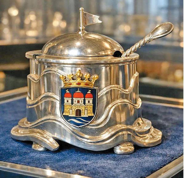 教堂展館經點算後,證實被盜超過三百件銀器,包括由荷蘭著名銀匠布洛克為都斯堡市度身訂造的「銀製芥末罐」 。 教堂展館經點算後,證實被盜超過三百件銀器,包括由荷蘭著名銀匠布洛克為都斯堡市度身訂造的「銀製芥末罐」 。