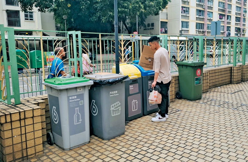 各區垃圾分類設施同樣被指不足，令居民無法每日方便地把家居垃圾分類棄置。