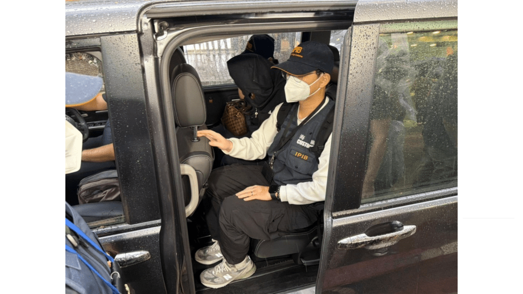 海關拘捕兩名健身中心職員。曾志恆攝