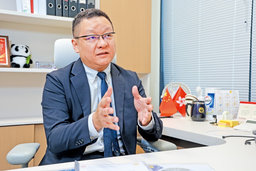 范駿華特別就今次諮詢,走訪業界、調研實際情況所收集意見,結合成意見書。 范駿華特別就今次諮詢,走訪業界、調研實際情況所收集意見,結合成意見書。