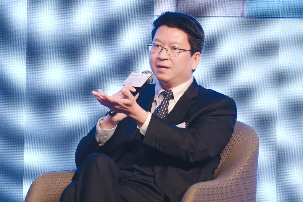 中大劉佐德全球經濟及金融研究所常務所長莊太量提醒散戶,自身對美元有需求,才考慮兌換美元做定期,否則一來一回蝕匯價,隨時得不償失。 中大劉佐德全球經濟及金融研究所常務所長莊太量提醒散戶,自身對美元有需求,才考慮兌換美元做定期,否則一來一回蝕匯價,隨時得不償失。