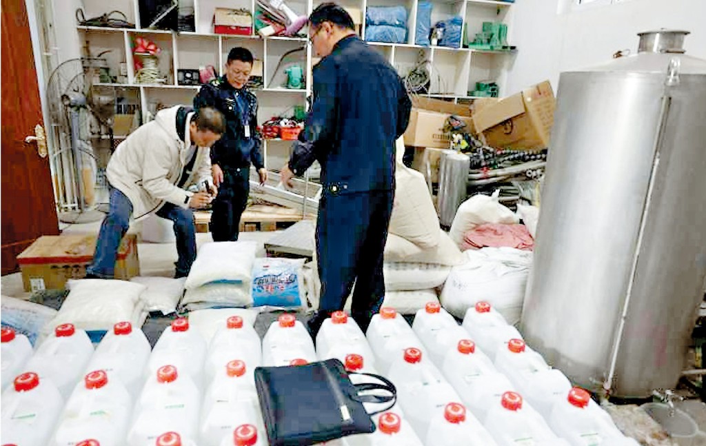山西及四川兩地執法部門上月聯手行動，破獲一個特大規模的冒牌酒製造網絡，檢獲劣質白酒兩萬多箱及生產設備，總值二億六千萬元。