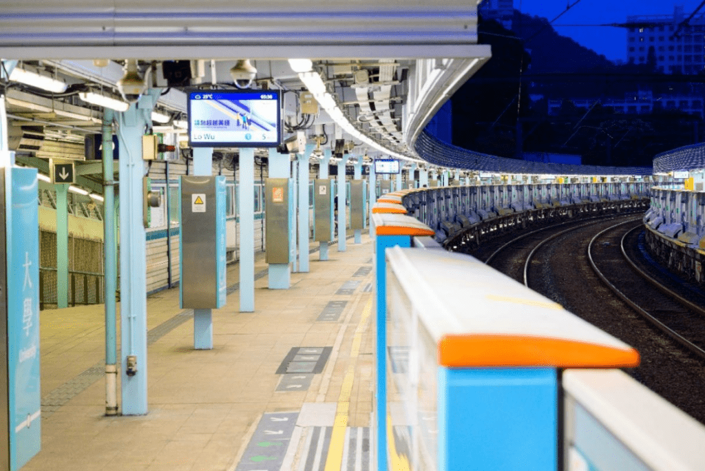 三個月台弧度較大的車站，包括大學、羅湖及旺角東站，工程團隊使用超過20款不同闊度的玻璃板，讓閘門可貼近彎位安裝。