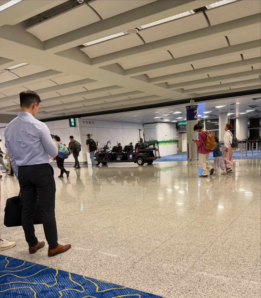兄長Billy一個人在機場接機。