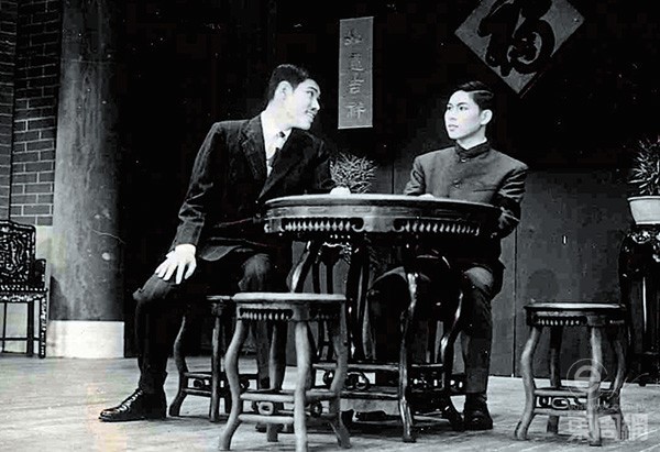 自小有表演天分的馬時亨（左），中學時已參演校內話劇。