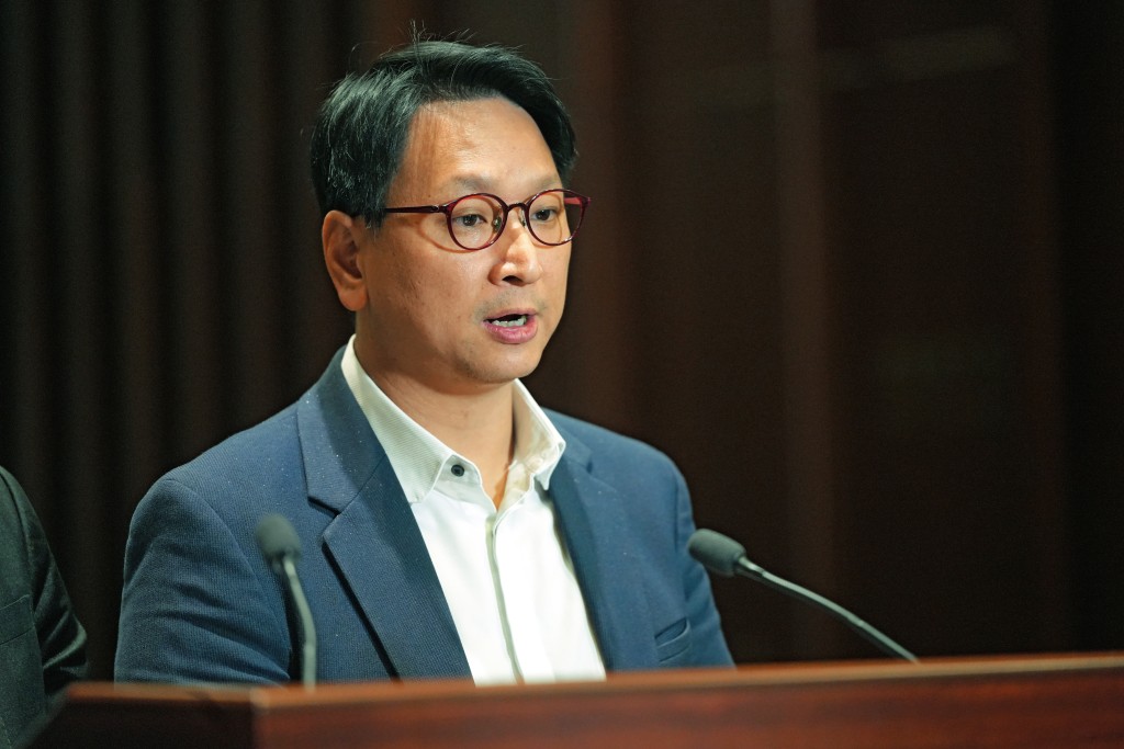 鄧家彪透露,房協將於本月內向房委會委員講解加租方案,不排除會加租逾一成。 鄧家彪透露,房協將於本月內向房委會委員講解加租方案,不排除會加租逾一成。