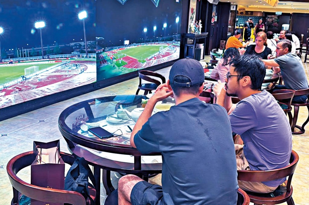 亞運及世界盃期間，有食客選擇到酒店看直播。