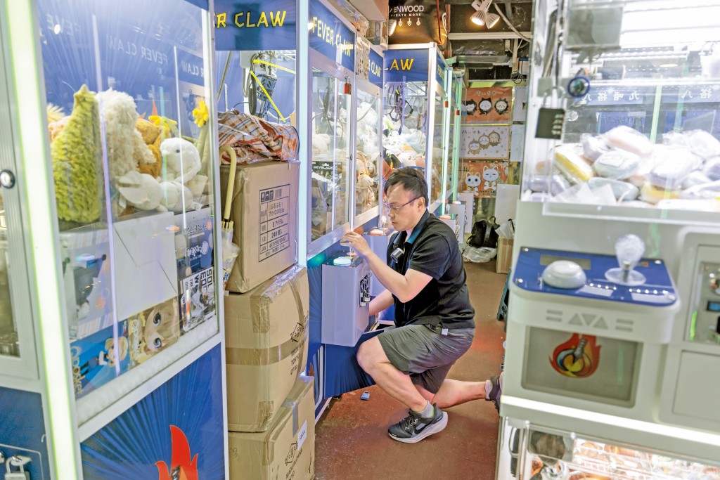 FEVER CLAW現時在旺角中心有三間分店，全場共有五十台夾公仔機，老闆Kevin稱有意在一樓再開新店。