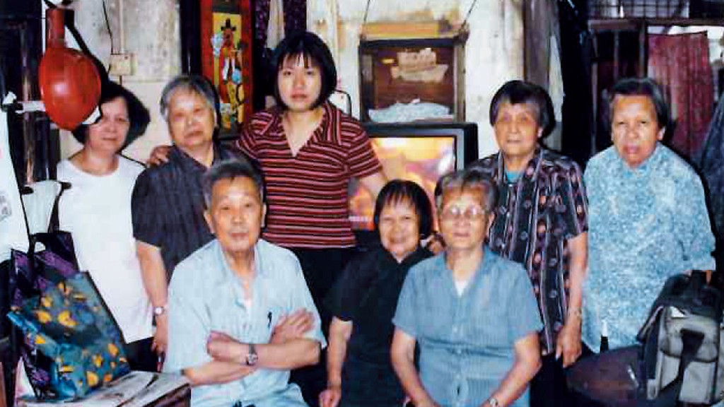 曾迦慧（後排左三）在社區組織協會創立探訪籠屋社工隊，並與一班籠屋長者成為老友記。