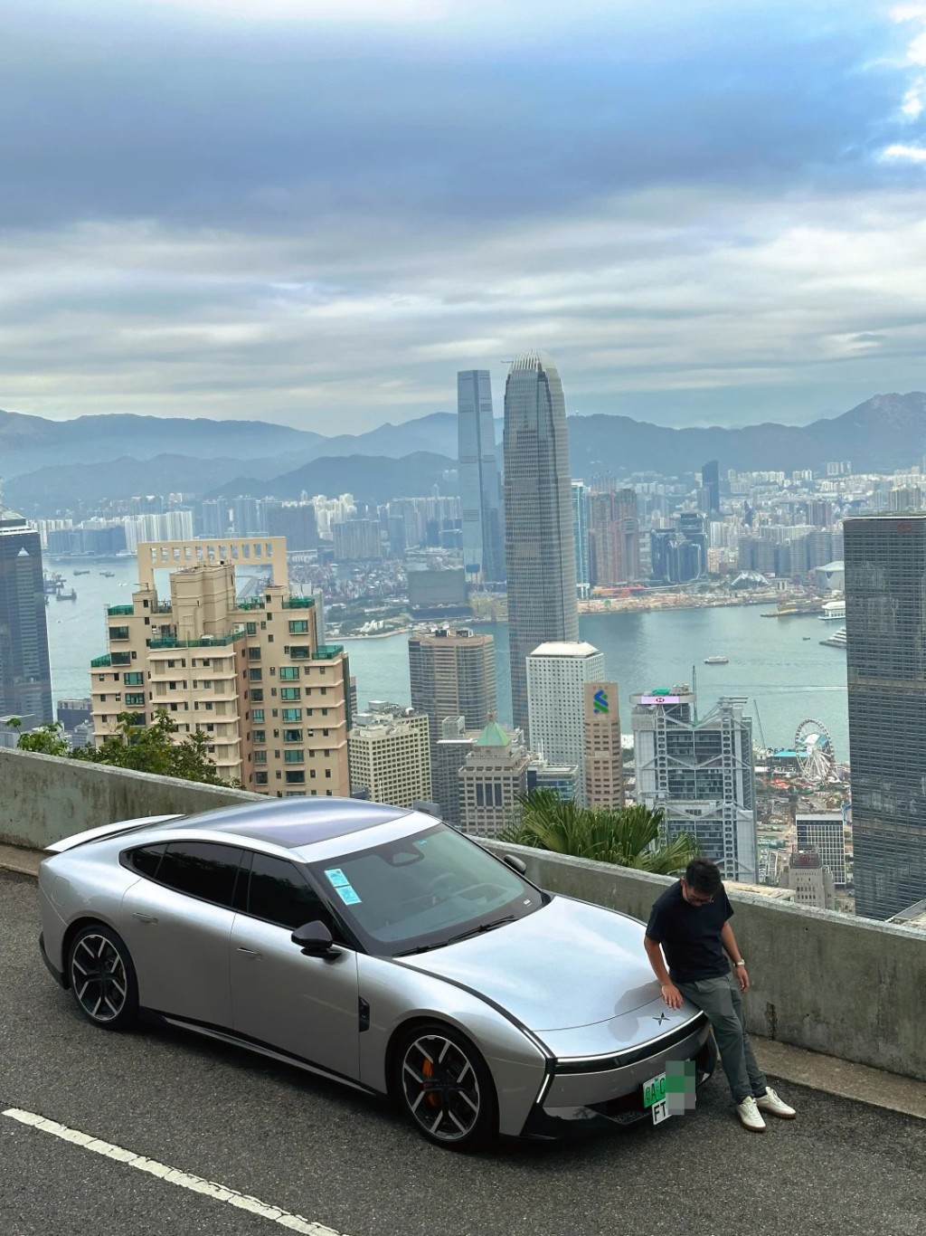 有粵車兩側車窗使用「黑玻璃」,被市民質疑驗車條件雙重標準 有粵車兩側車窗使用「黑玻璃」,被市民質疑驗車條件雙重標準