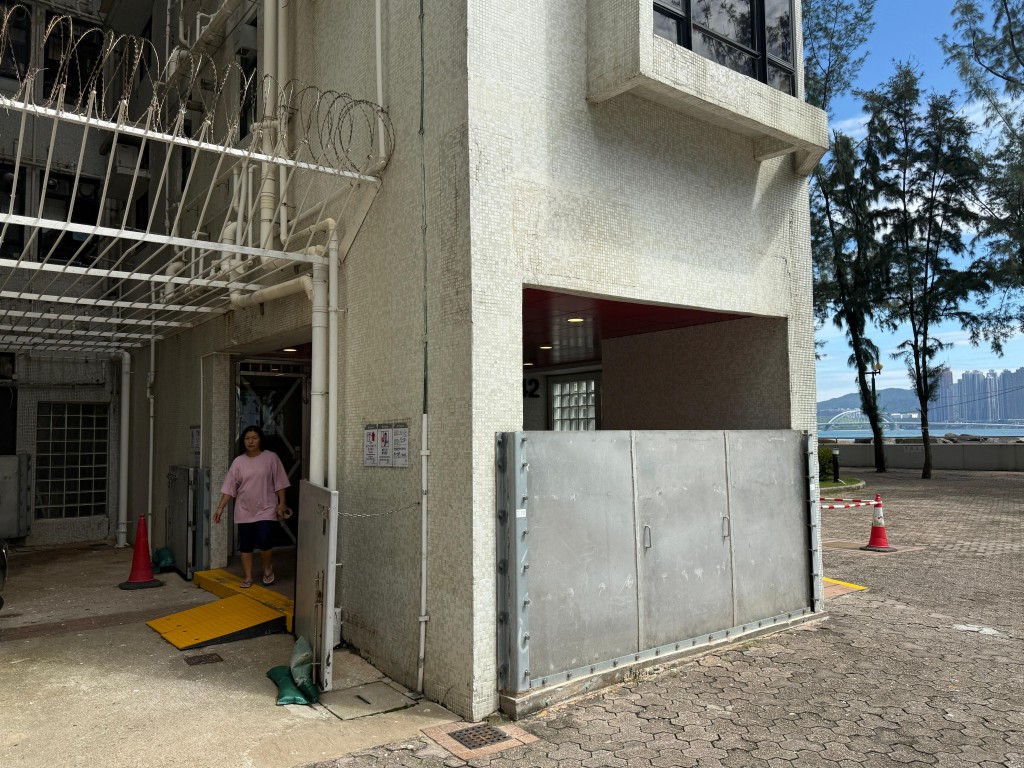 杏花邨現時在大廈外及岸邊均設置擋水板。