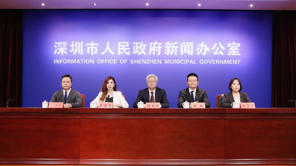 深圳市委宣傳部副部長劉文斌(中)、深圳市文化創意與設計聯合會常務副秘書長徐挺(右二)、香港星島新聞集團業務發展副總經理蘇美芳(左二)、澳門中華民族文創學會秘書長侯芬芬(右一)出席青創大賽發布會。 深圳市委宣傳部副部長劉文斌(中)、深圳市文化創意與設計聯合會常務副秘書長徐挺(右二)、香港星島新聞集團業務發展副總經理蘇美芳(左二)、澳門中華民族文創學會秘書長侯芬芬(右一)出席青創大賽發布會。