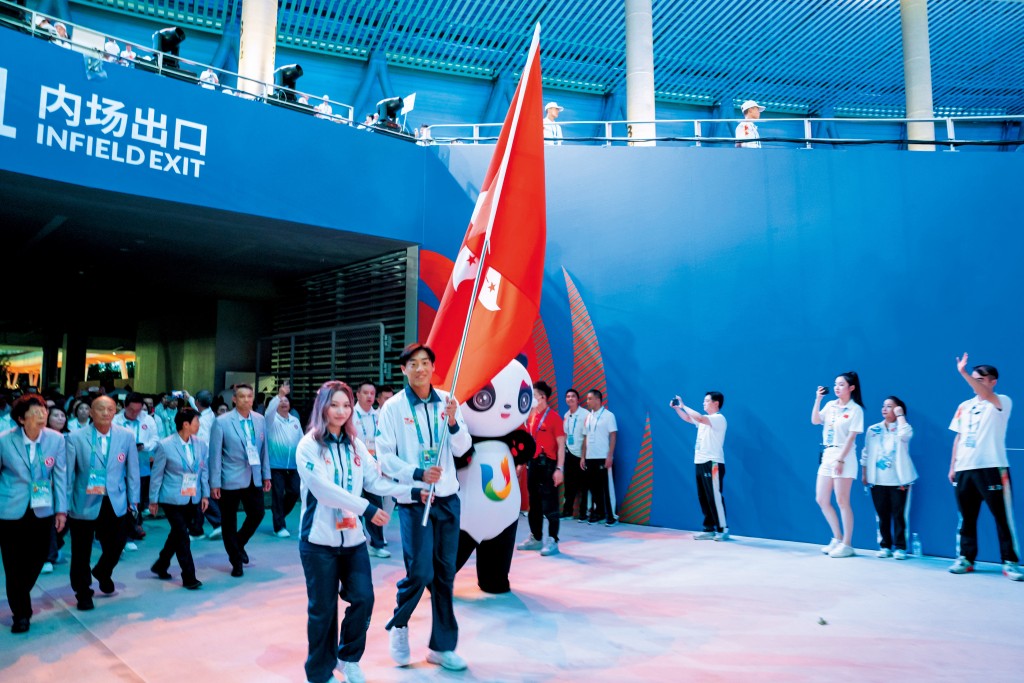 早前在成都舉行的世界大學生運動會，黃澤林任持旗手，帶領港隊進場。