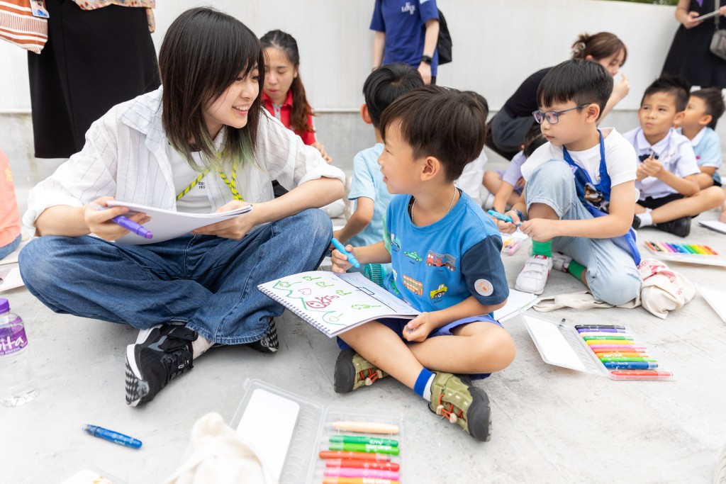 小朋友在專業繪畫導師指導下,發揮創意,以寫生形式描繪出昂坪市集及大嶼山美景。 小朋友在專業繪畫導師指導下,發揮創意,以寫生形式描繪出昂坪市集及大嶼山美景。