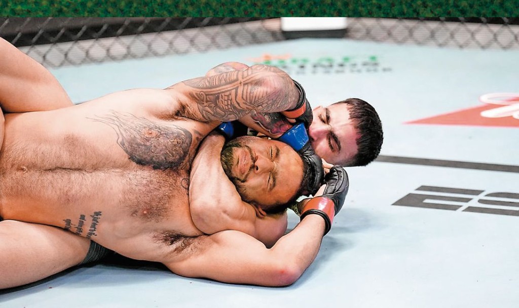 去年十一月，大熱的拳手艾薩克（前）對陣雅迪爾（後）竟然敗陣，引起大會要求FBI介入調查。