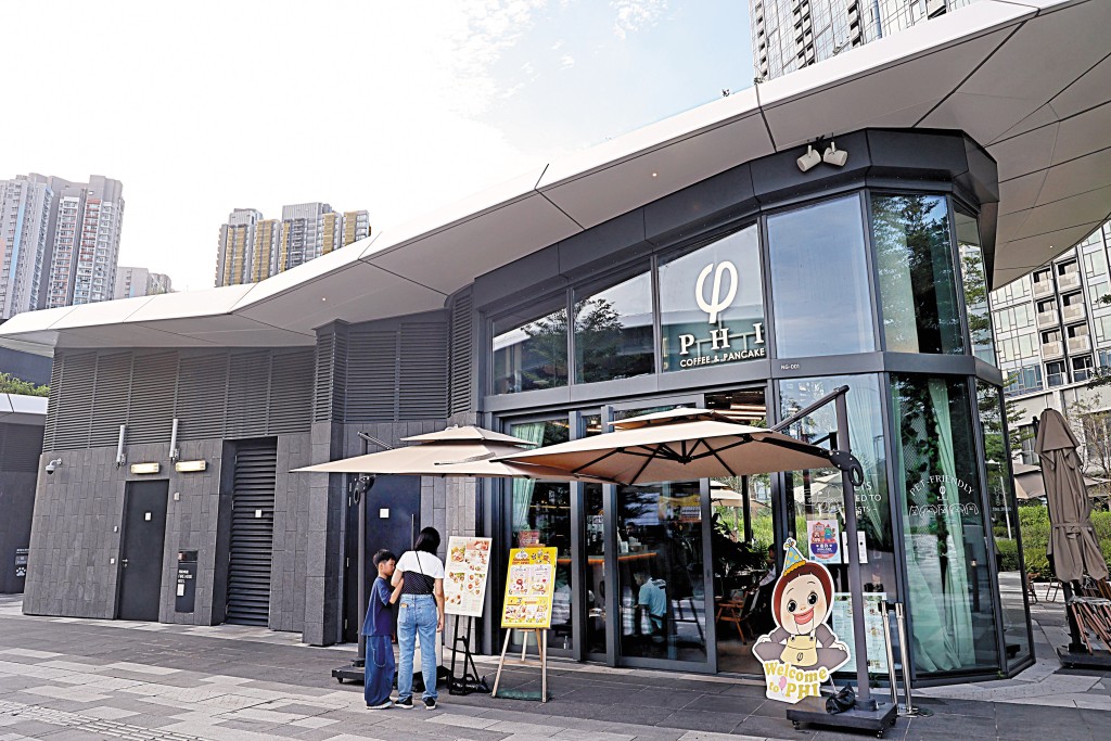 PHI COFFEE AND PANCAKE是集團旗下發展較快和較成熟的Cafe品牌，現時有十三間分店。