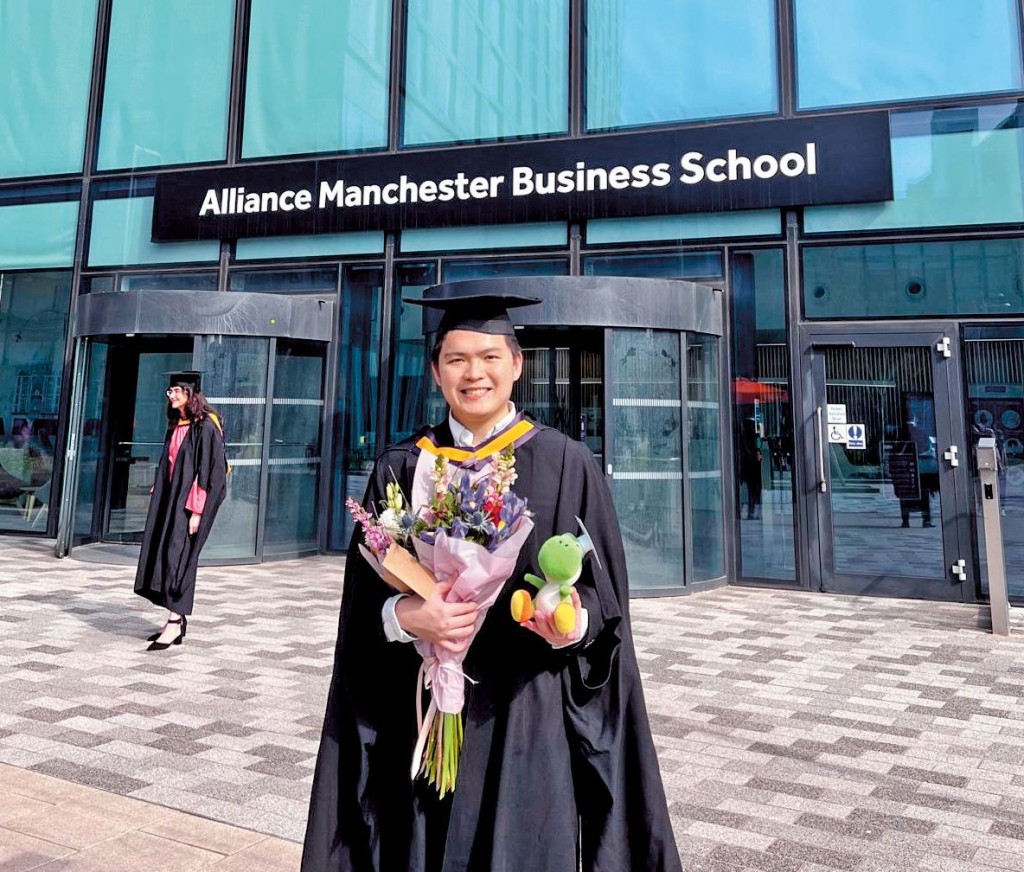 張睿哲中學時開始對商科產生興趣,所以大學選讀商科。 張睿哲中學時開始對商科產生興趣,所以大學選讀商科。