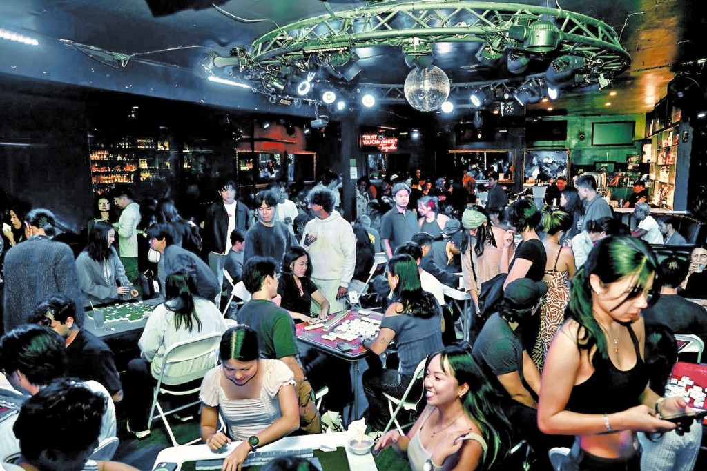 美國部分酒吧餐廳不再只是年輕人狂歌勁舞的地方，更會定期舉辦麻雀聯誼活動。