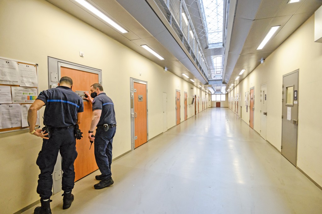 囚禁薩爾科齊的拉聖特監獄特別為他安排獨立囚室,並有兩名警員全天候守護。 囚禁薩爾科齊的拉聖特監獄特別為他安排獨立囚室,並有兩名警員全天候守護。