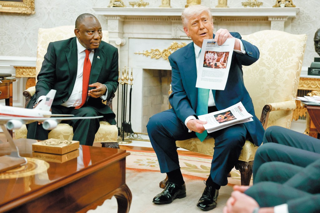 特朗普今年五月曾在白宮橢圓形辦公室批評南非總統拉馬福薩,宣稱該國白人農民被殺害且遭受「逼害」。 特朗普今年五月曾在白宮橢圓形辦公室批評南非總統拉馬福薩,宣稱該國白人農民被殺害且遭受「逼害」。