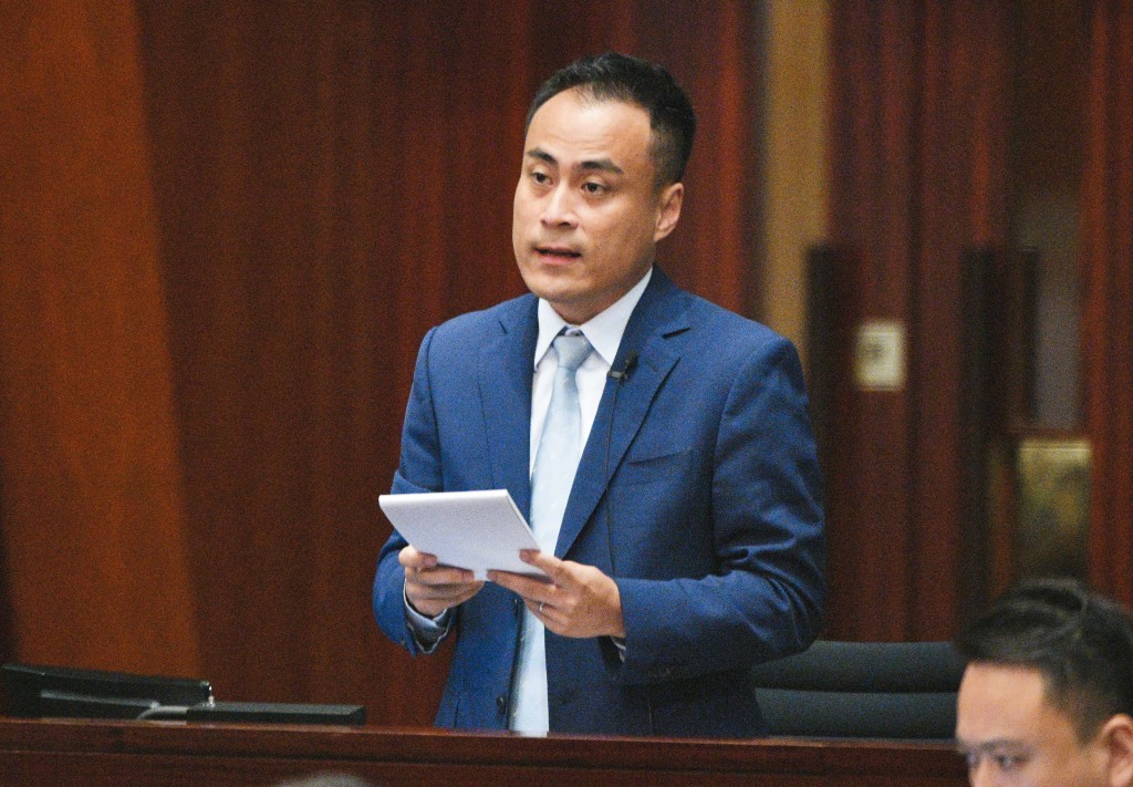 郭偉強指，本港現時並無法例規管夾公仔機的中獎率，令台主可隨意設定鋼爪抓力，令玩家永遠夾不中。