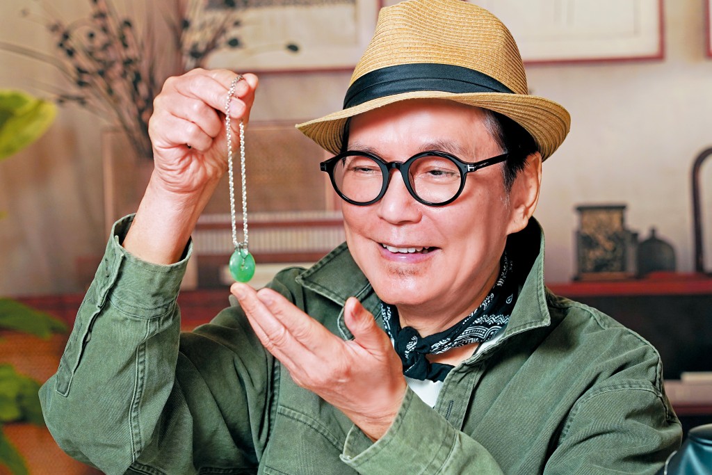 開始對玉有研究的他,發現原來每嚿原石都不同,所以有深淺色之分。 開始對玉有研究的他,發現原來每嚿原石都不同,所以有深淺色之分。