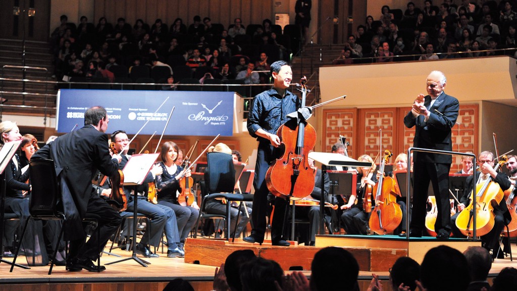 著名指揮家馬捷爾（右）讚揚李垂誼是「令人驚嘆的主角」，圖為二人與倫敦愛樂樂團的演出。