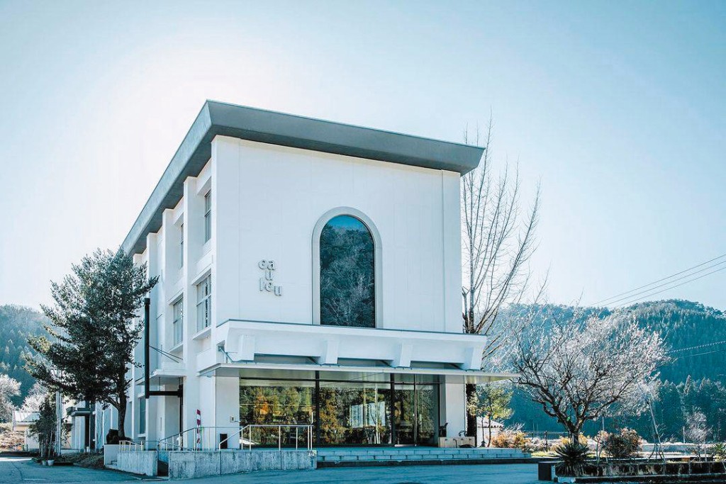 石川縣小松市西尾小學停辦後,其校舍改建成民宿「Auberge Eaufeu」,並引進米芝蓮大廚。 石川縣小松市西尾小學停辦後,其校舍改建成民宿「Auberge Eaufeu」,並引進米芝蓮大廚。