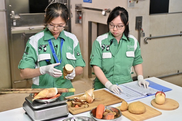 新鮮炮製：大熊貓的餐單豐富，包括竹子、竹筍、蔬果、高纖維餅乾和新鮮蒸製的窩窩頭。