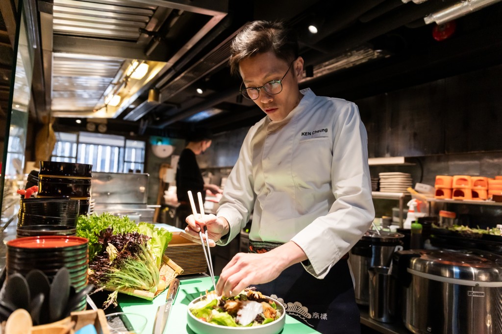 美心集團日式連鎖餐飲輕奢品牌分區經理張志明師傅把農莊的農產品，加到菜式中。