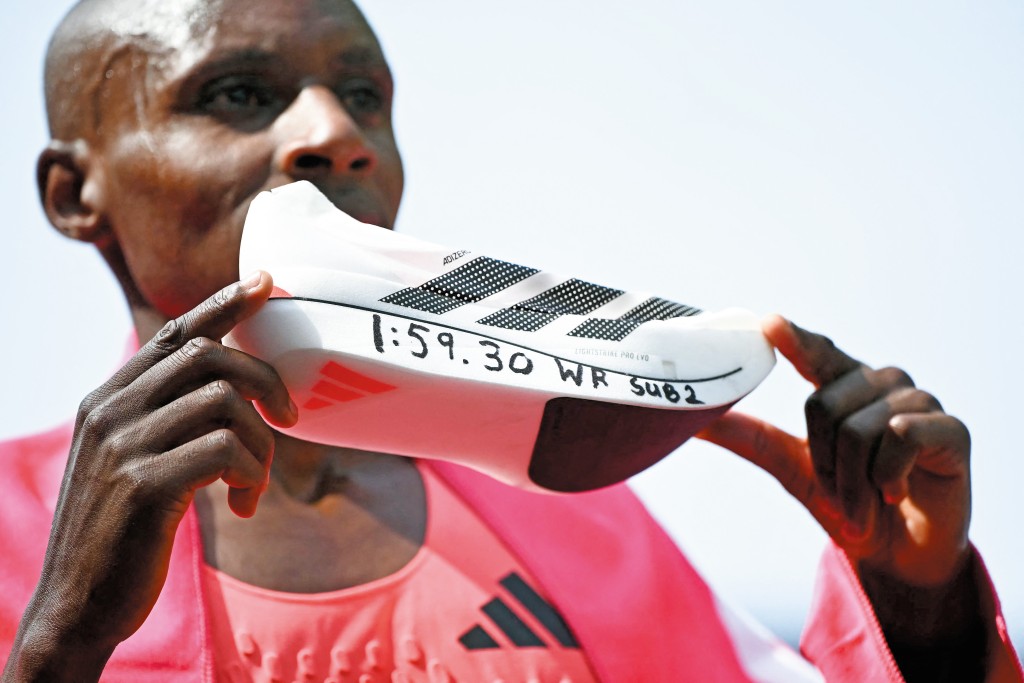 薩韋今次比賽所穿的Adidas超級跑鞋僅重九十七克。