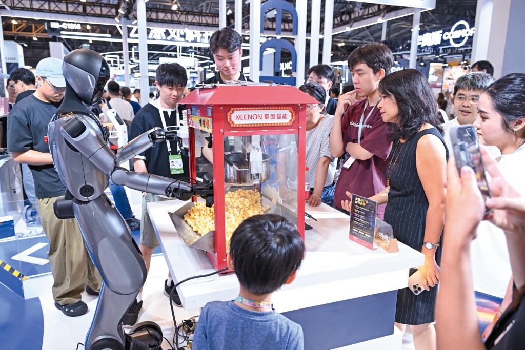 去年的「世界人工智能大會」在上海舉辦，吸引不少年輕人參觀相關展覽。