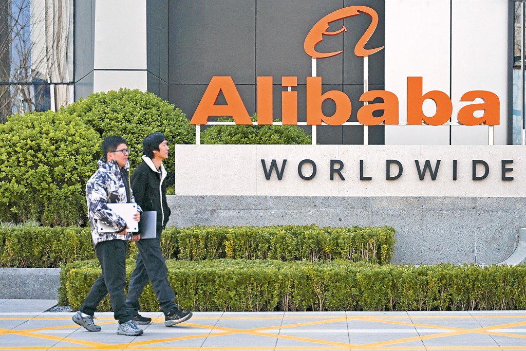 阿里巴巴及騰訊等被市場視為舊科技股，暫時跑輸大市及一眾AI新科技股。