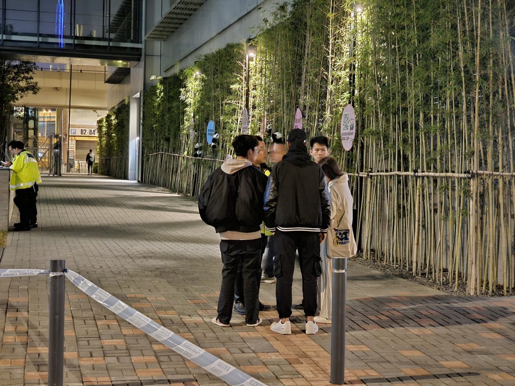 死者的女友（杏色衫）及朋友聞訊後趕往現場