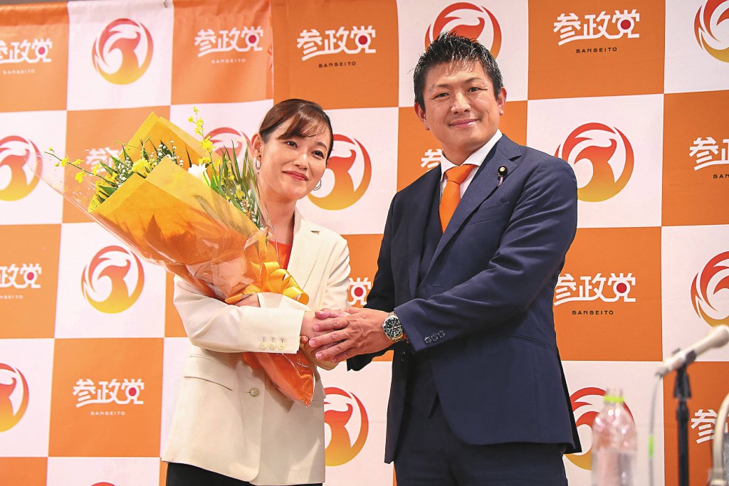 神谷宗幣(右)帶領的小型黨參政黨，在今次選舉中獲選民青睞，在參議院內共有十五席，可以提出法案。