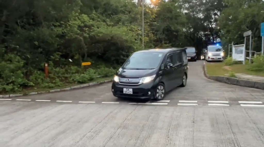 清晨5時45分,三輛七人黑色私家車魚貫駛出石壁監獄。據悉,前香港民間人權陣線召集人岑子杰在其中一部車內,另外兩部沿途護送。 清晨5時45分,三輛七人黑色私家車魚貫駛出石壁監獄。據悉,前香港民間人權陣線召集人岑子杰在其中一部車內,另外兩部沿途護送。