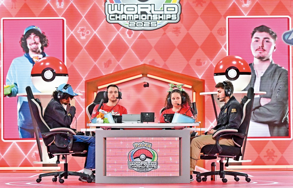 近年Pokémon對戰已躍升為國際級遊戲賽事，每年夏季會舉辦「世界大戰」，吸引數以千計來自世界各地的「精靈訓練員」齊聚一堂。