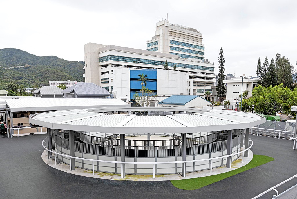 沙田馬房翻新後設有蓋步行區。 沙田馬房翻新後設有蓋步行區。