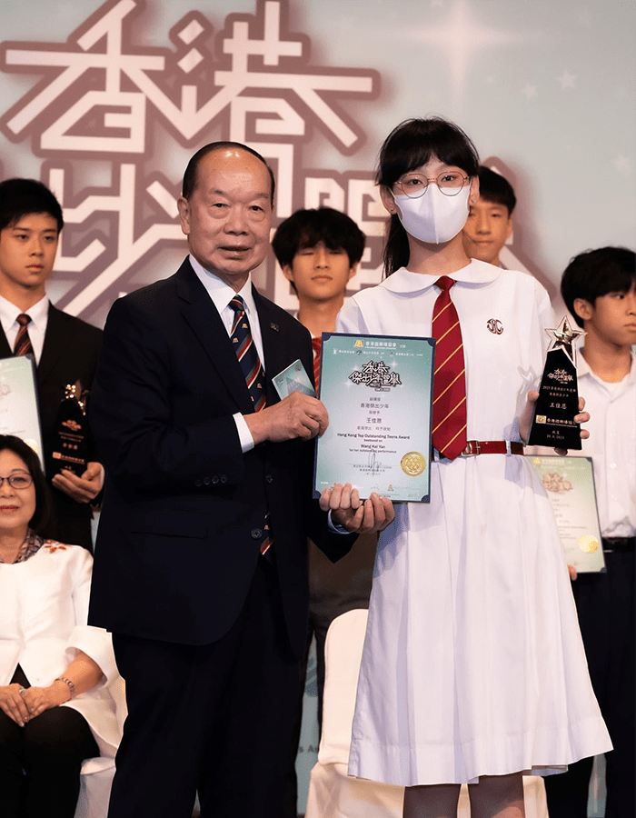 炎明熹似乎想保持低調，戴上眼鏡及口罩現身領獎，非常清純。