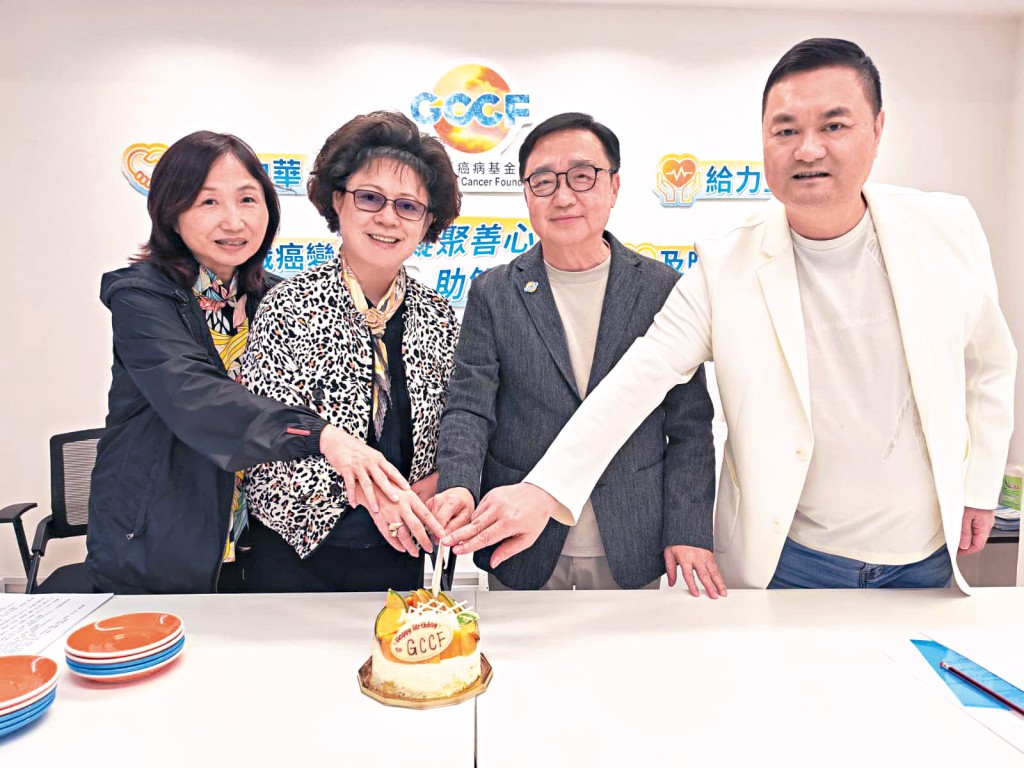 大中華癌病基金會創辦人兼董事局主席鄭錦鐘(右二),在今年基金會創立兩周年,他與理事委員會成員切登糕慶祝。 大中華癌病基金會創辦人兼董事局主席鄭錦鐘(右二),在今年基金會創立兩周年,他與理事委員會成員切登糕慶祝。