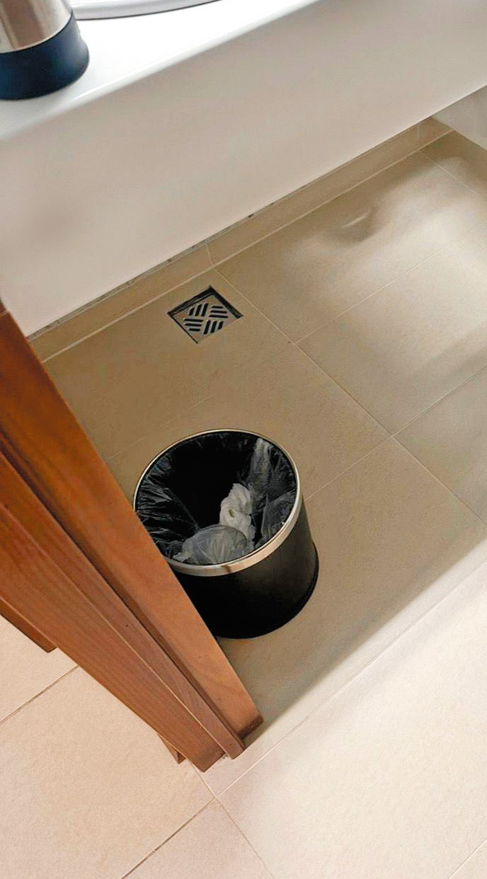 多間酒店衞生惡劣，分別發現枕頭有別人的頭髮，以及用過的衞生巾。