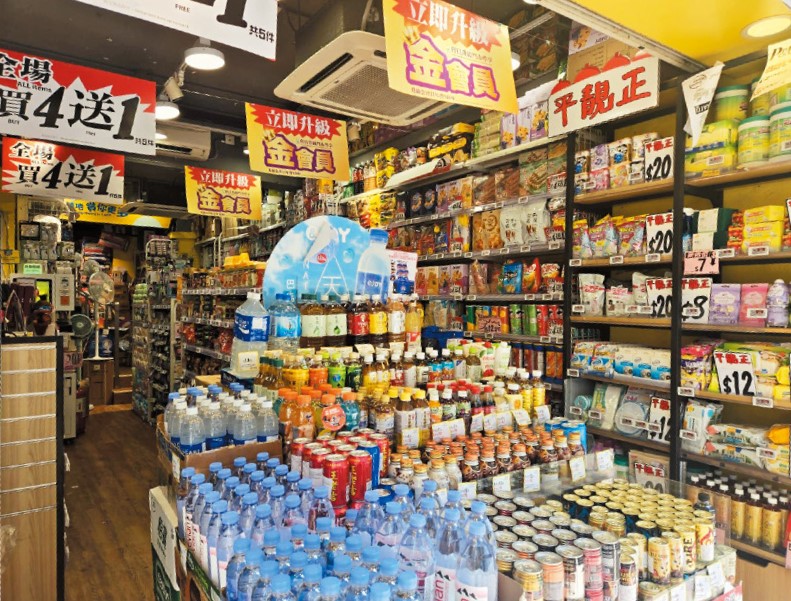日本城近年面對市場競爭積極變招，如銅鑼灣日本城分店門面，放着大批飲料和零食，驟眼看還以為是零食店。
