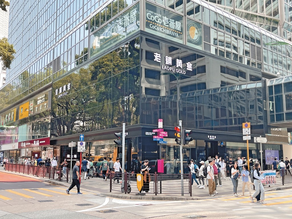 「新消費」是港股今年最當炒的板塊,如「黃金界愛馬仕」老鋪黃金,股價今年升了二點四倍。 「新消費」是港股今年最當炒的板塊,如「黃金界愛馬仕」老鋪黃金,股價今年升了二點四倍。