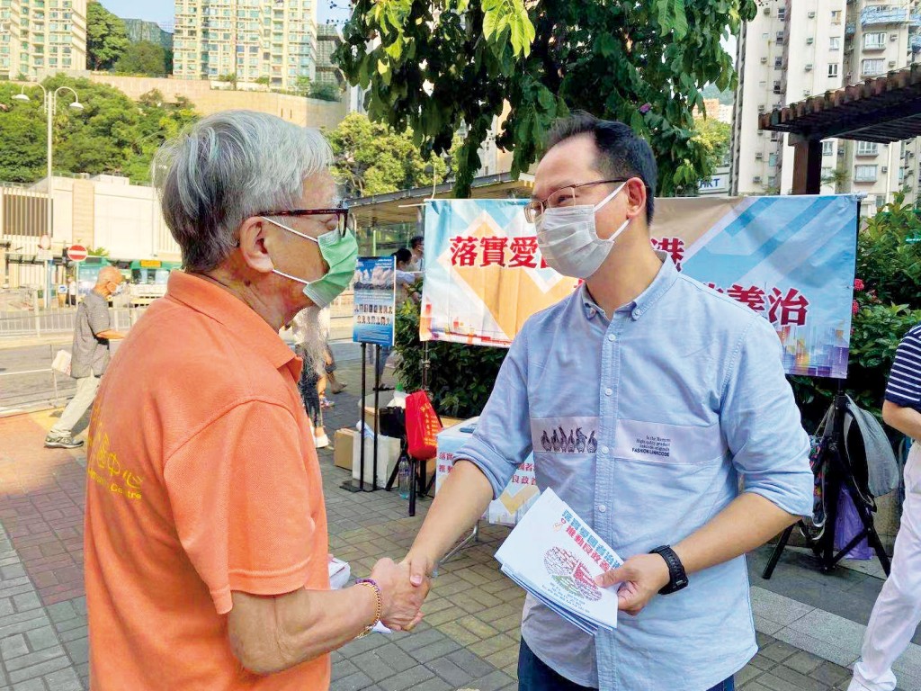 從政逾二十年,陳學鋒說從不離棄地區工作,因直接幫助街坊最有滿足感。 從政逾二十年,陳學鋒說從不離棄地區工作,因直接幫助街坊最有滿足感。