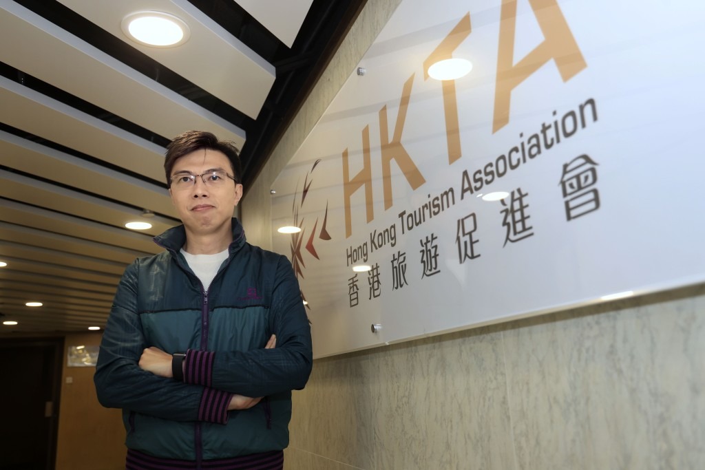 香港旅遊促進會總幹事崔定邦料新生大熊貓「家姐細佬」可帶旺主題樂園生意。 香港旅遊促進會總幹事崔定邦料新生大熊貓「家姐細佬」可帶旺主題樂園生意。