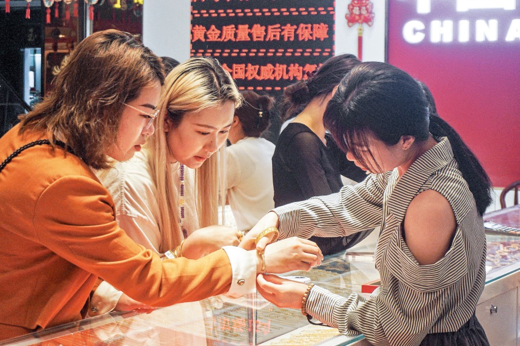 內地近年興起買黃金保值，直接影響Pandora在內地的銷售。