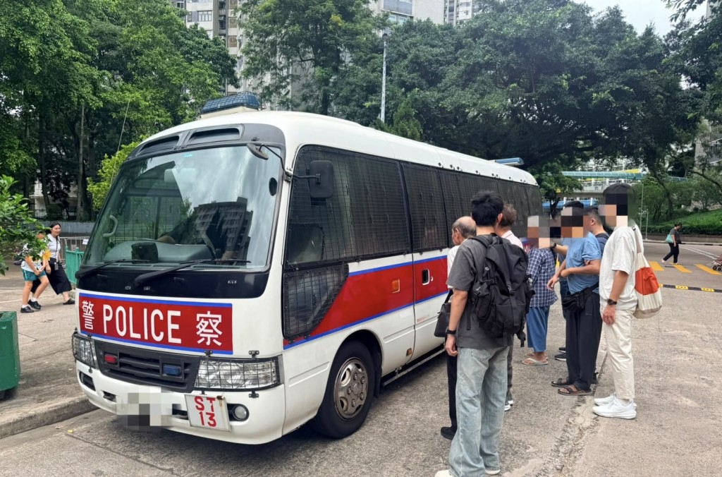 警方早前在沙田搗破一個非法賭博場所,拘捕多人。 警方早前在沙田搗破一個非法賭博場所,拘捕多人。