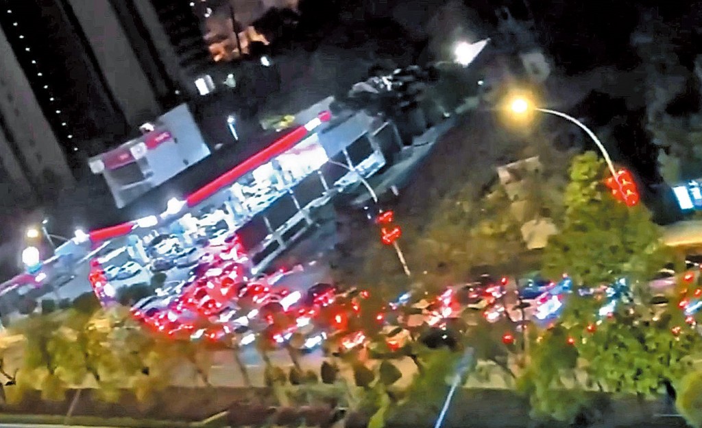 本地油公司汽油零售價 全數升穿三十元(上圖), 不少駕駛人士選擇北上入平 油,內地多個油站出現長龍。 本地油公司汽油零售價 全數升穿三十元(上圖), 不少駕駛人士選擇北上入平 油,內地多個油站出現長龍。