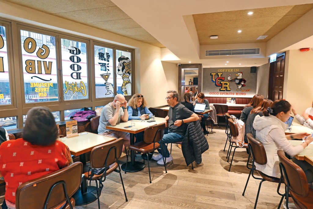 新店位於中環荷李活道,共有兩層,每層面積約五百呎。 新店位於中環荷李活道,共有兩層,每層面積約五百呎。